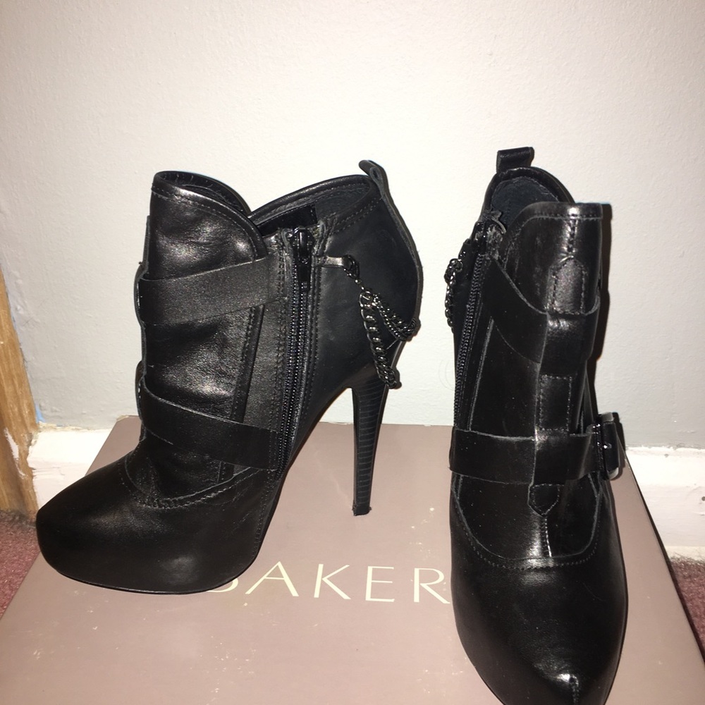 Bakers “CHELSEE” leather booties